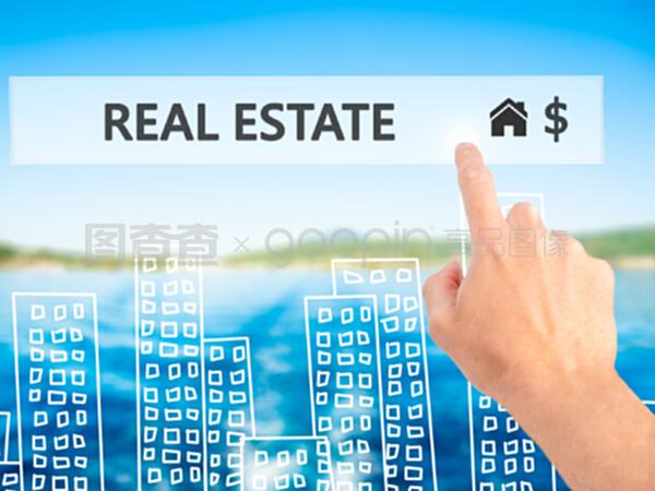 房地產經紀人按下虛擬屏幕上的按鈕